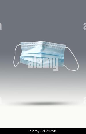 Masque de protection isolé sur fond gris. Protection contre les virus et les bactéries pollution de l'air du visage, protection de l'environnement et concept de protection. Zéro gr Banque D'Images