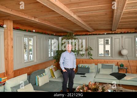 Buckow, Allemagne. 06e janvier 2021. Thomas Mix (SPD), maire de Buckow, se tient dans le salon de son Umgebindehaus. Thomas Mix a déménagé à Buckow et a apporté sa maison très spéciale avec lui. Depuis lors, il est devenu une rareté en Märkische Schweiz: Pour Umgebinde maisons sont typiques surtout en haute Lusatia. Mix est maintenant maire de Buckow et sa maison est un oeil-attrape. Credit: Patrick Pleul/dpa-Zentralbild/ZB/dpa/Alay Live News Banque D'Images