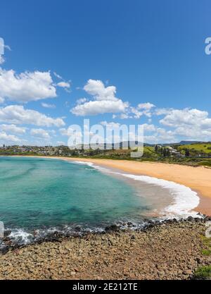 La plage de Bombo est près de Kiama, sur la côte de la Nouvelle-Galles du Sud. C'est une destination populaire au sud de Sydney pour ses belles plages et ses arrière-pays. Banque D'Images