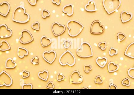 Concept de célébration de la Saint-Valentin. Coeurs en bois sur fond jaune. Pose à plat Banque D'Images