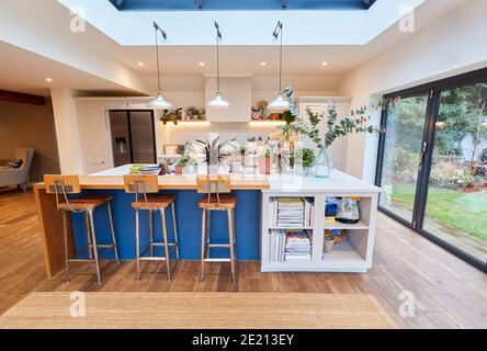 Vue intérieure de la belle cuisine avec comptoir et table Pour les enfants dans la nouvelle maison familiale Banque D'Images