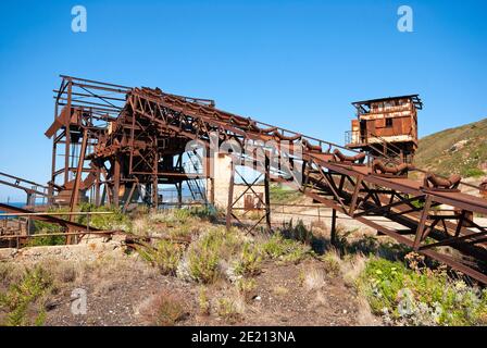 Matériel abandonné dans l'ancienne mine de fer de Vallone à la montagne calalita, Capoliveri, île d'Elbe, Toscane, Italie Banque D'Images