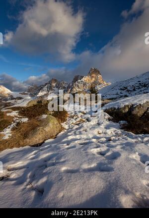 Photo verticale des montagnes enneigées des Dolomiti sous un ciel nuageux Italie Banque D'Images