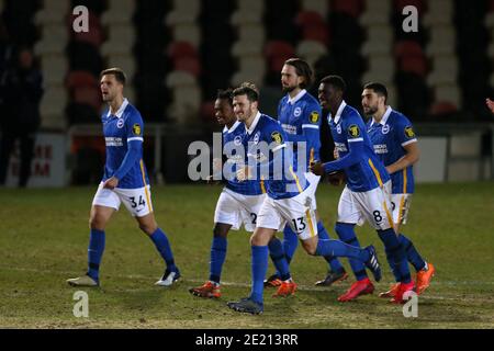 Newport, pays de Galles du Sud, Royaume-Uni. 10 janvier 2021. Newport, Royaume-Uni. 10 janvier 2021. Les joueurs de Brighton et Hove Albion fêtent après avoir remporté le match après un tir de pénalité.The Emirates FA Cup, 3e tour, Newport County v Brighton & Hove Albion au Rodney Parade de à Newport, au sud du pays de Galles, le dimanche 10 janvier 2021. Cette image ne peut être utilisée qu'à des fins éditoriales. Utilisation éditoriale uniquement, licence requise pour une utilisation commerciale. Pas d'utilisation dans les Paris, les jeux ou les publications d'un seul club/ligue/joueur. photo par Andrew Orchard/Andrew Orchard sports photographie/Alamy Live news crédit: Andrew Orchard sports photog Banque D'Images