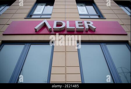 Berlin, Allemagne. 11 janvier 2021. Un panneau de la société 'Adler Modemärkte' est accroché à un centre commercial. L'insolvabilité du détaillant de mode actif à l'échelle internationale Adler Modemärkte suit son cours: Lundi, le tribunal régional d'Aschaffenburg a confirmé la réception d'une demande d'insolvabilité de la part d'Adler Modemärkte AG. Un expert avait été chargé d'examiner s'il serait possible de gérer l'insolvabilité sous la responsabilité propre de la société. Credit: David Hutzler/dpa/Alay Live News Banque D'Images