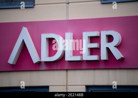 Berlin, Allemagne. 11 janvier 2021. Un panneau de la société 'Adler Modemärkte' est accroché à un centre commercial. L'insolvabilité du détaillant de mode actif à l'échelle internationale Adler Modemärkte suit son cours: Lundi, le tribunal régional d'Aschaffenburg a confirmé la réception d'une demande d'insolvabilité de la part d'Adler Modemärkte AG. Un expert avait été chargé d'examiner s'il serait possible de gérer l'insolvabilité sous la responsabilité propre de la société. Credit: David Hutzler/dpa/Alay Live News Banque D'Images