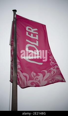 Berlin, Allemagne. 11 janvier 2021. Un drapeau avec le logo de la société 'Adler Modemärkte' vole en face d'un centre commercial. L'insolvabilité du détaillant de mode actif à l'échelle internationale Adler Modemärkte suit son cours: Lundi, le tribunal régional d'Aschaffenburg a confirmé la réception d'une demande d'insolvabilité de la part d'Adler Modemärkte AG. Un expert avait été chargé d'examiner s'il serait possible de gérer l'insolvabilité sous la responsabilité propre de la société. Credit: David Hutzler/dpa/Alay Live News Banque D'Images