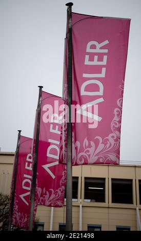 Berlin, Allemagne. 11 janvier 2021. Des drapeaux portant le logo de la société 'Adler Modemärkte' survolent devant un centre commercial. L'insolvabilité du détaillant de mode actif à l'échelle internationale Adler Modemärkte suit son cours: Lundi, le tribunal régional d'Aschaffenburg a confirmé la réception d'une demande d'insolvabilité de la part d'Adler Modemärkte AG. Un expert avait été chargé d'examiner s'il serait possible de gérer l'insolvabilité sous la responsabilité propre de la société. Credit: David Hutzler/dpa/Alay Live News Banque D'Images