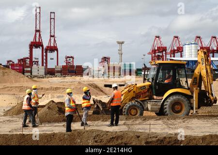 Pékin, Chine. 22 septembre 2020. Les gens travaillent sur le chantier de construction de la ville portuaire de Colombo, au Sri Lanka, le 22 septembre 2020. La ville portuaire de Colombo est un projet clé de coopération entre la Chine et le Sri Lanka en matière de ceinture et de route. Credit: Tang lu/Xinhua/Alay Live News Banque D'Images