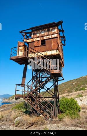 Matériel abandonné dans l'ancienne mine de fer de Vallone à la montagne calalita, Capoliveri, île d'Elbe, Toscane, Italie Banque D'Images