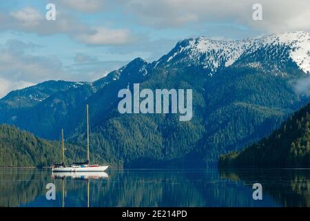 PRINCE RUPERT, CANADA - 03 juillet 2017 : le yacht à voile ancré dans le son Banque D'Images