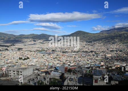 Vue sur la ville de Quito depuis la colline de Panecillo, en Équateur Banque D'Images