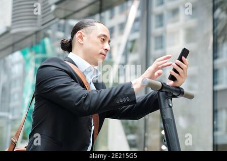 Homme vérifiant les notifications dans le smartphone Banque D'Images