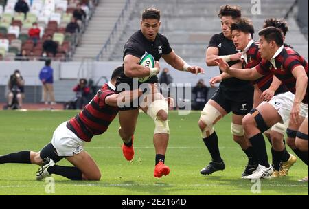 11 janvier 2021, Tokyo, Japon - le centre universitaire de Tenri Siosia Fifta (C) porte le ballon à la finale du championnat de rugby de l'université japonaise au stade national de Tokyo le lundi 11 janvier 2021. L'Université de Touri a battu l'Université de Waseda 55-28 en finale. (Photo de Yoshio Tsunoda/AFLO) Banque D'Images