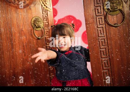 Happy little girl célébrant la nouvelle année Banque D'Images