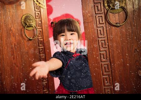 Happy little girl célébrant la nouvelle année Banque D'Images