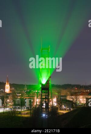 Lumière verte brillante projetant de la tête de la mine de charbon Erin à Ruhr Metropolis, Allemagne Banque D'Images