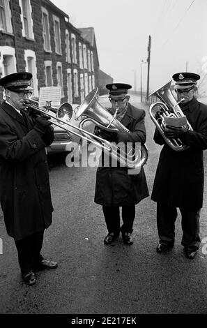 Groupe de l'Armée du salut jouant des chants de Noël dans la rue à Waunlwyd, Ebbw Vale, Gwent, pays de Galles, 1976 Banque D'Images