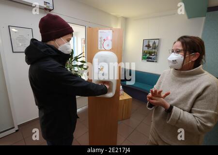 Jena, Allemagne. 11 janvier 2021. Jana-Maria Bintig (l), Covid-Guard, et Carolina Buske, responsable de la maison de retraite, se tiennent à un poste de désinfection dans la maison de personnes âgées de DRK 'Am Kleinertal'. Le programme de soutien infirmier « Covid-Guards », unique en Allemagne, est conçu pour offrir aux résidents des foyers de soins et au personnel une formation spéciale en matière de mesures d'hygiène. Credit: Bodo Schackow/dpa-Zentralbild/dpa/Alay Live News Banque D'Images