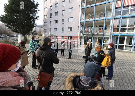 Jena, Allemagne. 11 janvier 2021. Des représentants des médias et de la DRK se tiennent devant la maison des seniors de la DRK, 'Am Kleinertal', lors de la présentation d'une Covid-Guard. Le programme de soutien aux soins « Covid-Guards », unique en Allemagne, est destiné à former les résidents des foyers de soins infirmiers et le personnel aux mesures d'hygiène en particulier. Credit: Bodo Schackow/dpa-Zentralbild/dpa/Alay Live News Banque D'Images