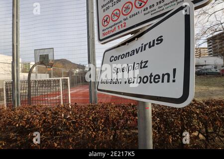 Jena, Allemagne. 11 janvier 2021. 'Coronavirus - pas d'entrée dans le terrain de jeu' est inscrit sur une pancarte à un terrain de jeu pour enfants dans le quartier résidentiel de Lobeda. L'administration de la ville a interdit l'utilisation des terrains de jeux pour enfants. Credit: Bodo Schackow/dpa-Zentralbild/dpa/Alay Live News Banque D'Images