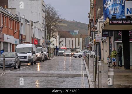 Swansea, Royaume-Uni. 11 janvier 2021. Fermeture des magasins et près d'Oxford Street déserte dans le principal quartier commerçant de Swansea ce matin, alors que le confinement pendant le sommet de la pandémie de coronavirus se poursuit à travers le Royaume-Uni. Credit: Phil Rees/Alamy Live News Banque D'Images