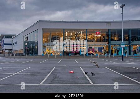 Swansea, Royaume-Uni. 11 janvier 2021. Parking vide devant le magasin principal Next Home dans le quartier de Morfa à Swansea ce matin, alors que le confinement durant la pandémie de coronavirus se poursuit dans tout le Royaume-Uni. Credit: Phil Rees/Alamy Live News Banque D'Images