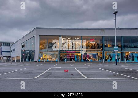 Swansea, Royaume-Uni. 11 janvier 2021. Parking vide devant le magasin principal Next Home dans le quartier de Morfa à Swansea ce matin, alors que le confinement durant la pandémie de coronavirus se poursuit dans tout le Royaume-Uni. Credit: Phil Rees/Alamy Live News Banque D'Images