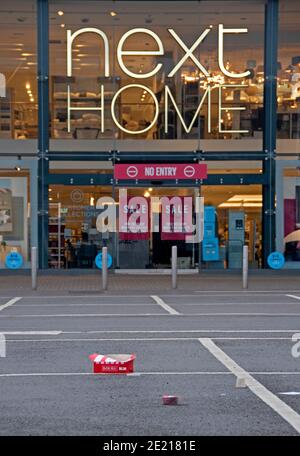 Swansea, Royaume-Uni. 11 janvier 2021. Parking vide devant le magasin principal Next Home dans le quartier de Morfa à Swansea ce matin, alors que le confinement durant la pandémie de coronavirus se poursuit dans tout le Royaume-Uni. Credit: Phil Rees/Alamy Live News Banque D'Images