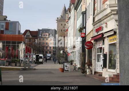 Jena, Allemagne. 11 janvier 2021. La zone piétonne du centre-ville est presque déserte. À ce jour, des mesures Corona plus strictes sont en vigueur en Thuringe. Credit: Bodo Schackow/dpa-Zentralbild/dpa/Alay Live News Banque D'Images