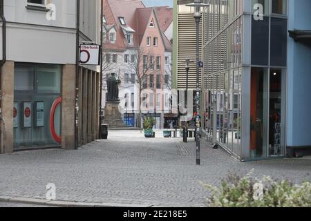 Jena, Allemagne. 11 janvier 2021. La zone piétonne du centre-ville est presque déserte. À ce jour, des mesures Corona plus strictes sont en vigueur en Thuringe. Credit: Bodo Schackow/dpa-Zentralbild/dpa/Alay Live News Banque D'Images