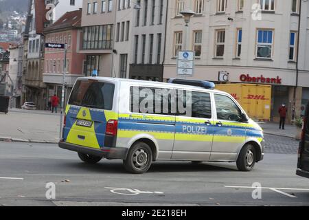 Jena, Allemagne. 11 janvier 2021. Un véhicule de police traverse la zone piétonne du centre-ville. À ce jour, des mesures plus strictes sont en vigueur en Thuringe. Credit: Bodo Schackow/dpa-Zentralbild/dpa/Alay Live News Banque D'Images