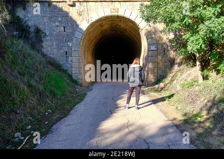 Tunnel de train abandonné illuminé à Olvera Banque D'Images