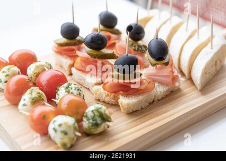 Pinchos (alias pintxo ou pinchu) - petite collation traditionnelle dans le nord de l'Espagne et dans le pays Basque. Banque D'Images