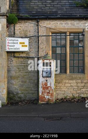 Pompe à essence désutilisée à l'extérieur d'un garage dans le village de Warwickshire De long Compton Banque D'Images