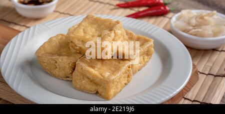 Tofu stini frite, caillé de haricots fermentés avec légumes de chou marinés, célèbre et délicieux repas de rue à Taïwan. Banque D'Images