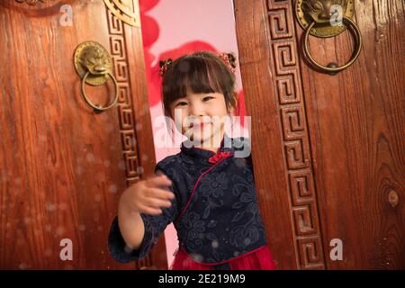 Happy little girl célébrant la nouvelle année Banque D'Images