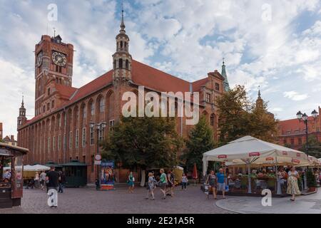 Place de la ville, rue de la vieille ville avec des personnes marchant, Torun, Pologne Banque D'Images