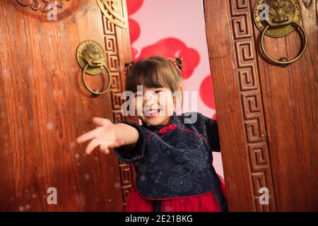 Happy little girl célébrant la nouvelle année Banque D'Images