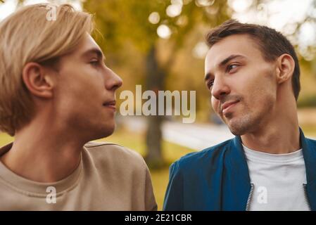 Couple gay amoureux à l'extérieur. Deux beaux hommes ayant une date romantique dans le parc. Concept LGBT. Banque D'Images