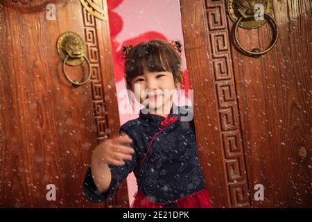 Happy little girl célébrant la nouvelle année Banque D'Images