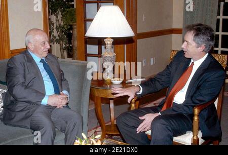 Photo du dossier datée du 29 novembre 2003, le Premier ministre palestinien Ahmed Qorei rencontre le principal envoyé américain William Burns à Amman, en Jordanie. Le président élu Joe Biden a annoncé lundi qu'il avait choisi l'ancien diplomate de carrière William Burns pour diriger l'Agence centrale de renseignement. Photo de Balkis Press/ABACAPRESS.COM Banque D'Images