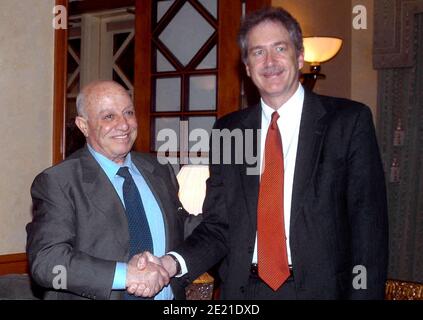 Photo du dossier datée du 29 novembre 2003, le Premier ministre palestinien Ahmed Qorei rencontre le principal envoyé américain William Burns à Amman, en Jordanie. Le président élu Joe Biden a annoncé lundi qu'il avait choisi l'ancien diplomate de carrière William Burns pour diriger l'Agence centrale de renseignement. Photo de Balkis Press/ABACAPRESS.COM Banque D'Images