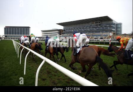 Le champ passe la tribune vide pendant le Sky Bet demander UN Bet Training Series Conditional Jockeys Handicap obstacle à Doncaster Racecourse. Banque D'Images