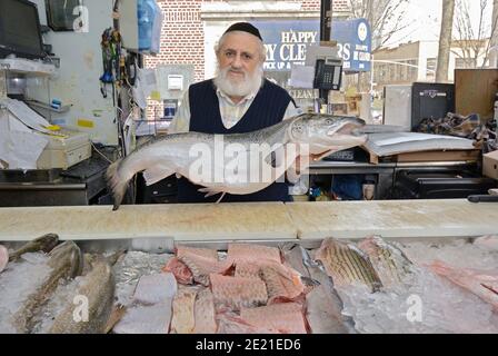 Portrait posé du regretté Shlomo Raskin, propriétaire de longue date du magasin de poissons casher de Raskin à Crown Heights, Brooklyn, New York. Banque D'Images