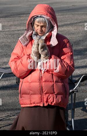 La femme catholique romaine dévote sur le site du pavillon du Vatican, dans le parc Corona de Flushing Meadows, où Marie et Jésus apparaissent à Veronica Lueken. À New York. Banque D'Images