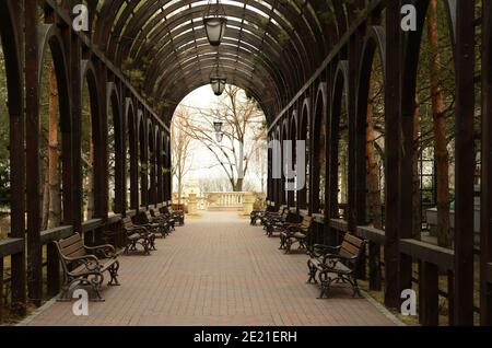 Pavillon en bois dans le parc Mezhyhirya à Novi Petrivtsi près de Kiev, Ukraine Banque D'Images