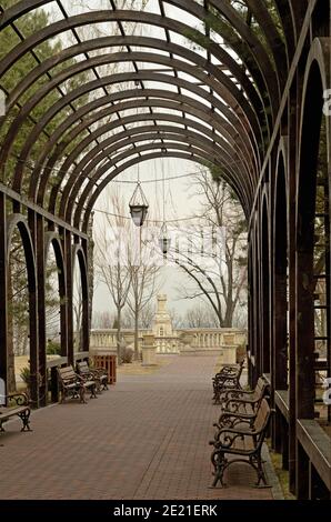 Pavillon en bois dans le parc Mezhyhirya à Novi Petrivtsi près de Kiev, Ukraine Banque D'Images