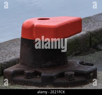 Un énorme bollard en fer pour amarrer des navires dans un port industriel. Banque D'Images