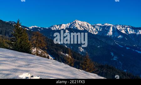 Paysage avec vue sur la montagne Hoher Freschen, montagne enneigée et terrain, un refuge au bord de la forêt, ciel bleu dans le Vorarlberg Autriche Banque D'Images